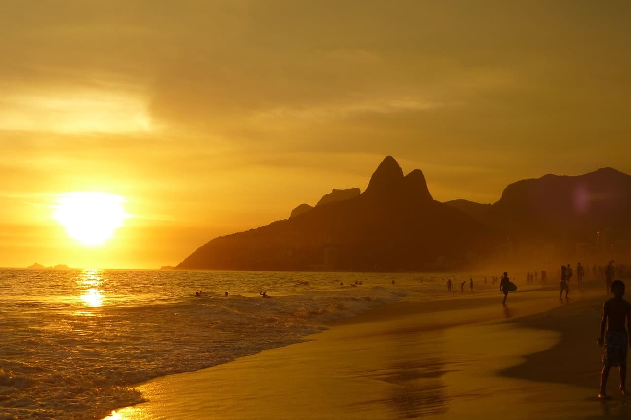 Playa con el mar y el sol poniente en el crepúsculo, en el chat de Guanagazapa
