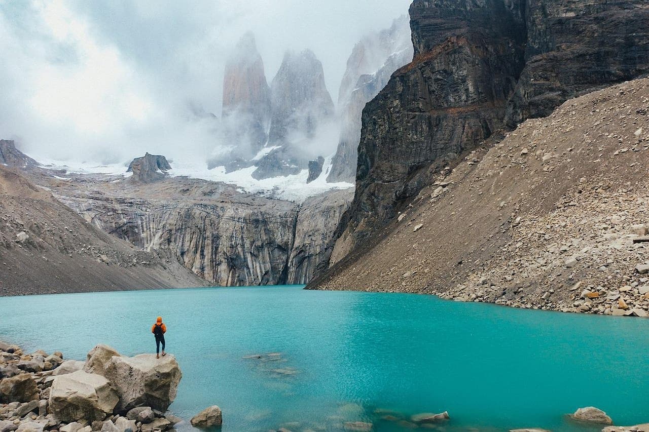 Lago y montañas de Torres del Paine en Chile, en el chat de Puerto Aysén