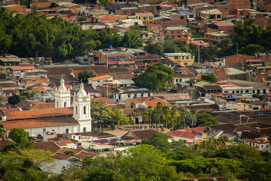 Paisaje colonial con iglesia y árboles en la sala de chat de Arauca