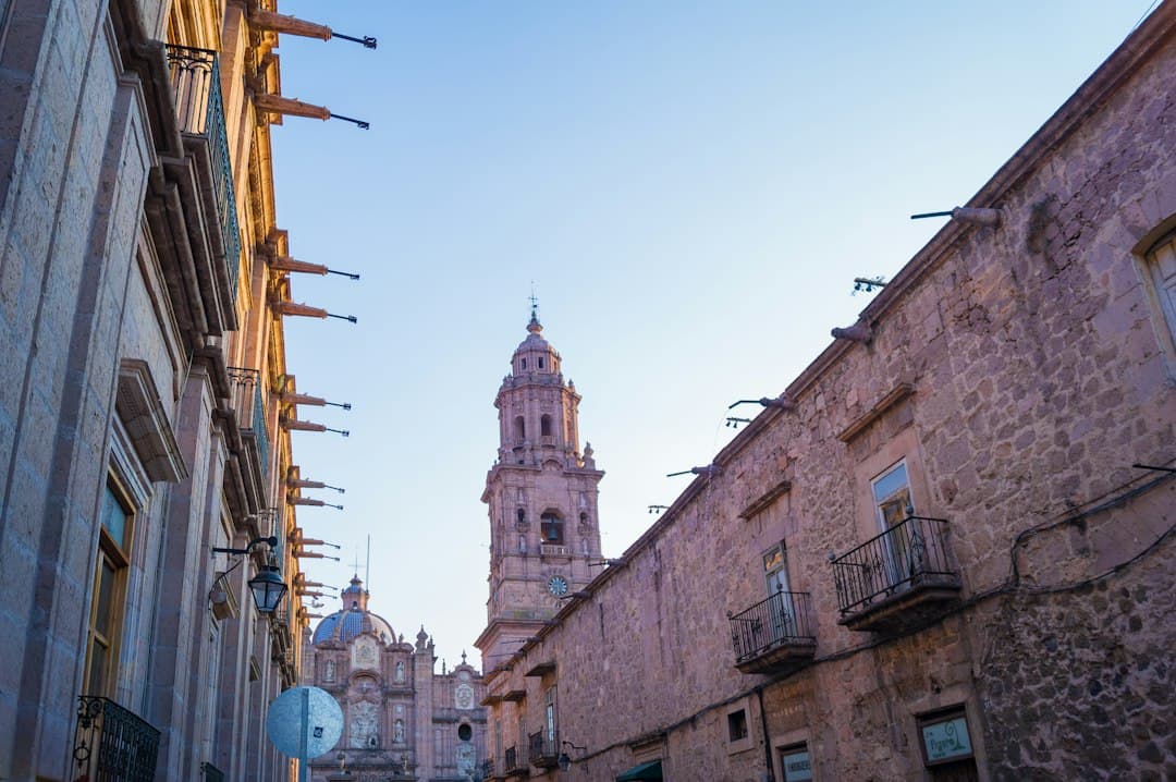 Edificio de hormigón marrón durante el día, en el chat de Ziracuaretiro