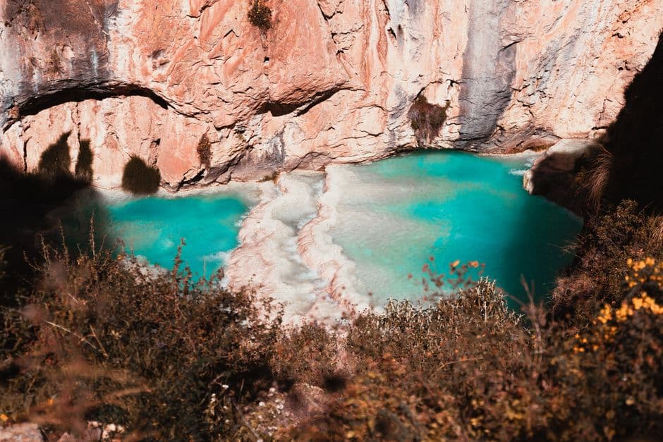 Rocas alrededor de un lago, en el chat de Ayacucho