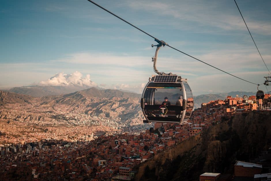 Teleférico sobre la ciudad de La Paz, en el chat de Puerto Carabuco