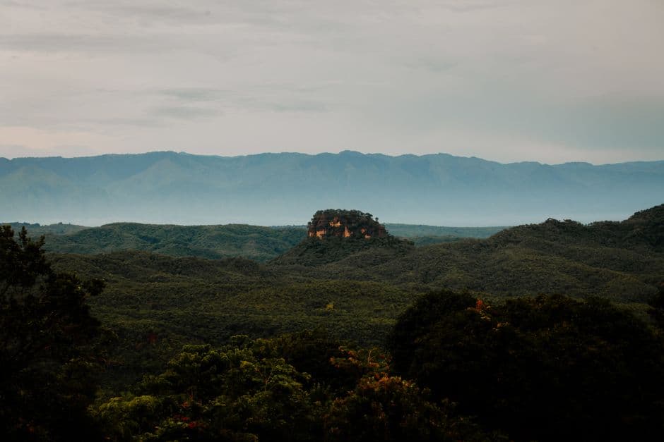 Casa entre montañas verdes con tiempo de niebla, en el chat de Llera