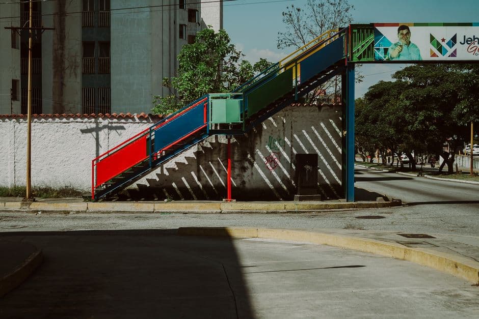Escaleras y calle vacía en la sala de chat de Barinas