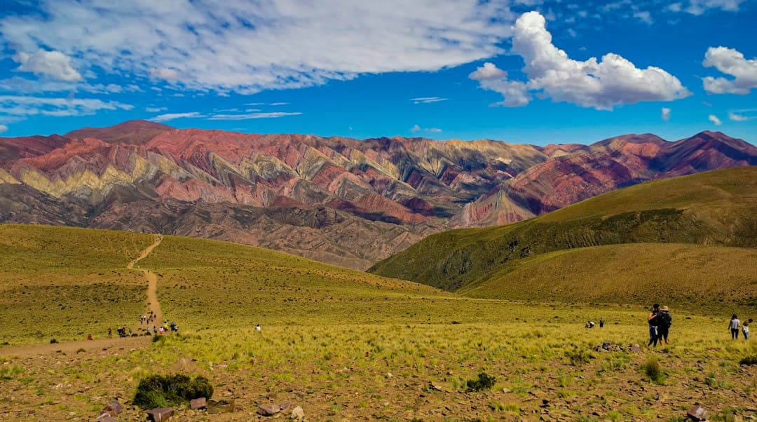 Grupo de personas en lo alto de una ladera verde, en el chat de Aguaray