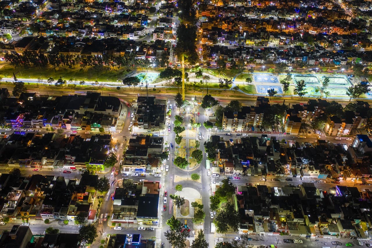 Calle y parque urbanos de noche en México, en el chat de Mecayapan