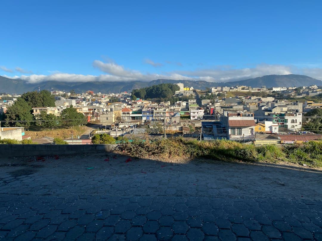 Ciudad con edificios altos bajo un cielo azul de día, en el chat de Almolonga