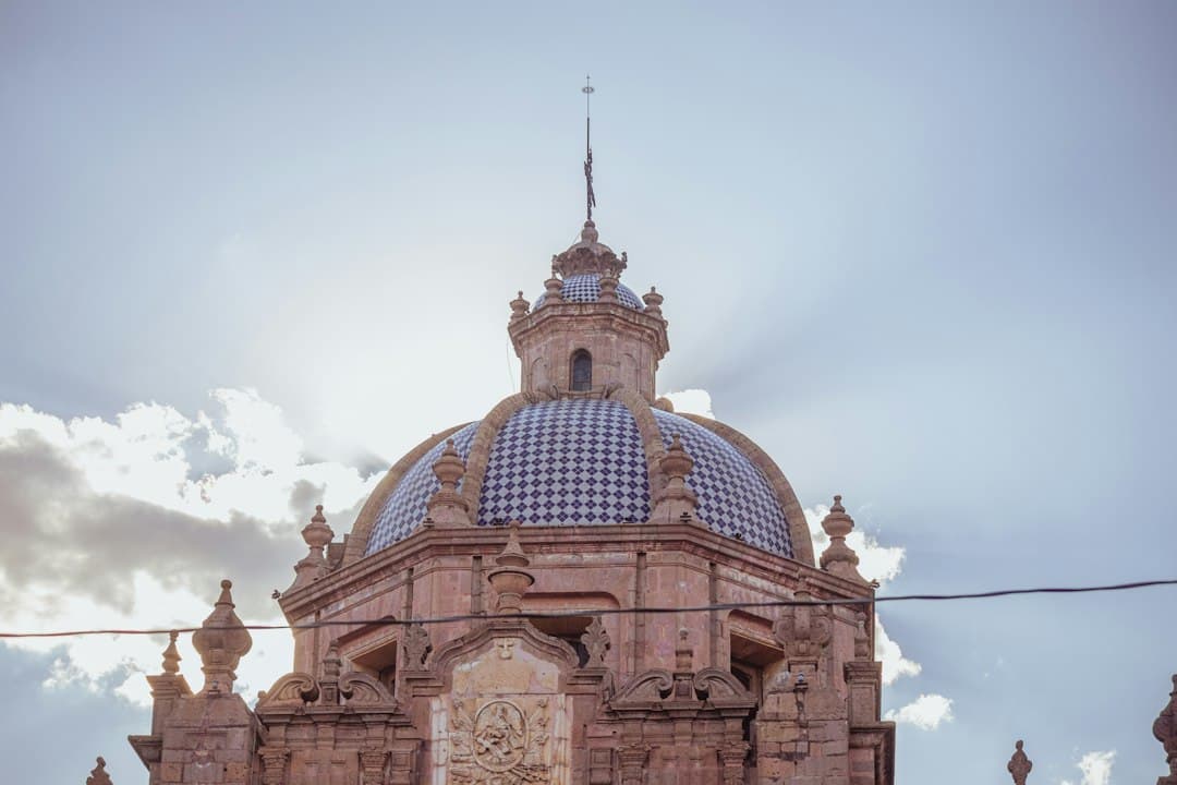 Edificio con una cúpula de cuadros azules y blancos, en el chat de Tepalcatepec
