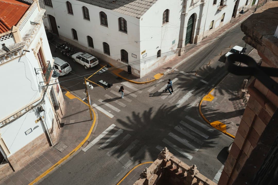 Gente cruzando la calle con la sombra de una palmera, en el chat de El Puente
