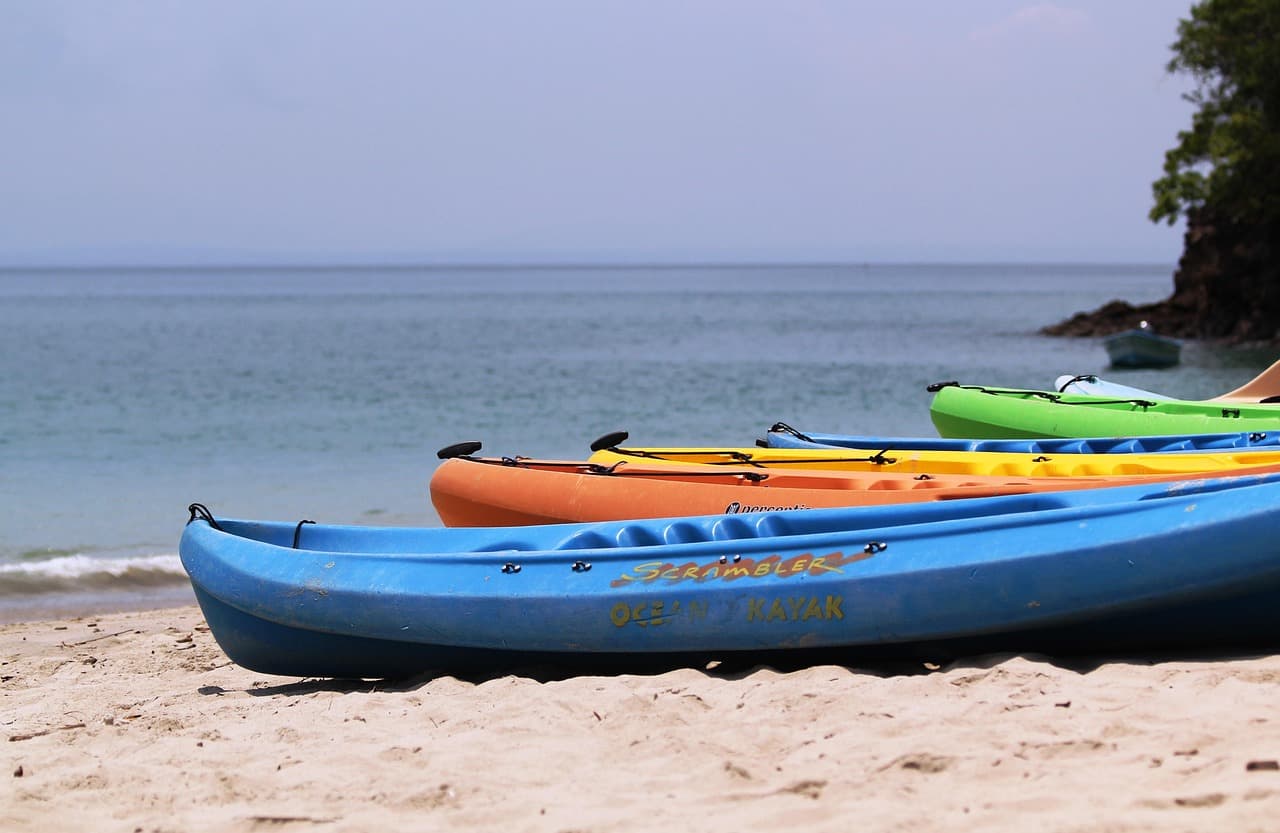 Kayaks en el mar junto a la costa, en el chat de Colón