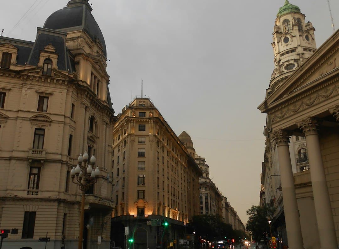 Edificios ornamentados a lo largo de una calle al anochecer, en el chat de Tostado