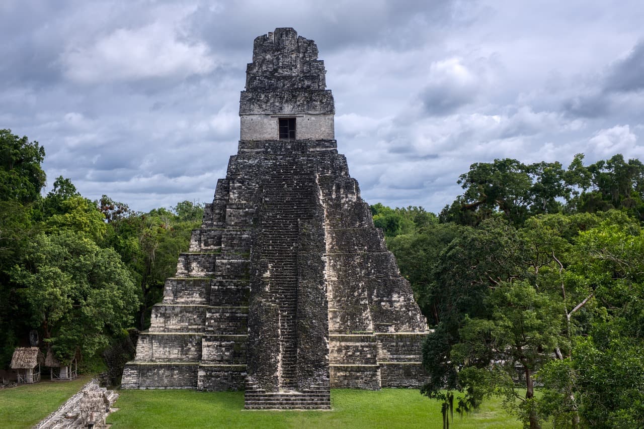 Ruinas de templo maya con pirámide cubierta de vegetación, en la sala de chat de Chuarrancho