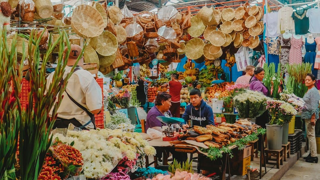 Gente comprando en un mercado a plena luz del día, en el chat de Ahualulco de Mercado