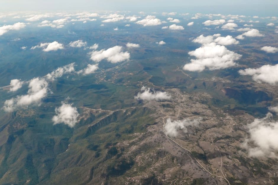 Vista aérea de montañas bajo un cielo nublado, en el chat de Jánico