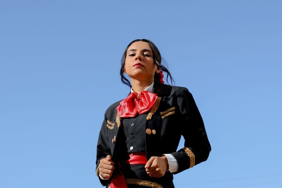 Mujer con traje de mariachi posando con aire seguro, en el chat de Punto Fijo