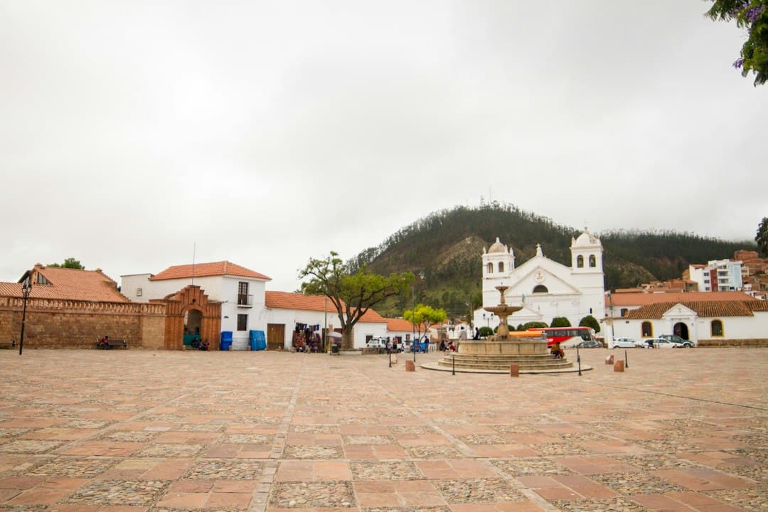 Iglesia blanca y edificios alrededor de una plaza, en el chat de San José de Chiquitos
