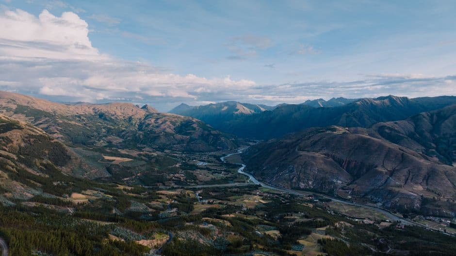 Vista aérea de un pueblo en un valle de montaña, en el chat de La Rinconada