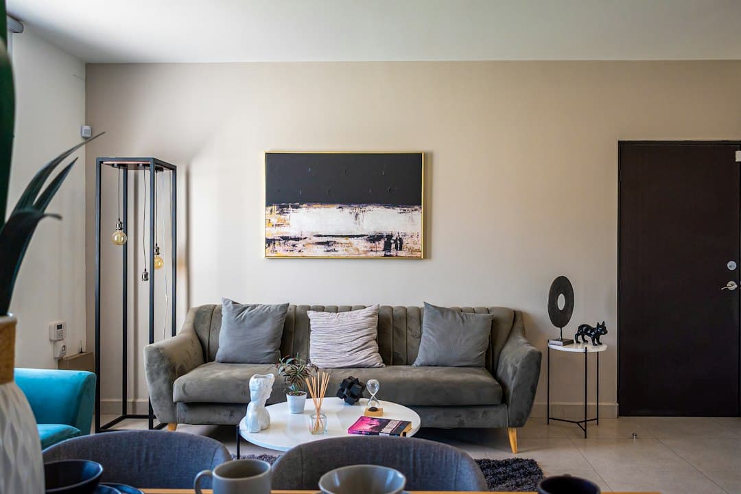 Salón con muebles y un cuadro en la pared, en el chat de Rosales