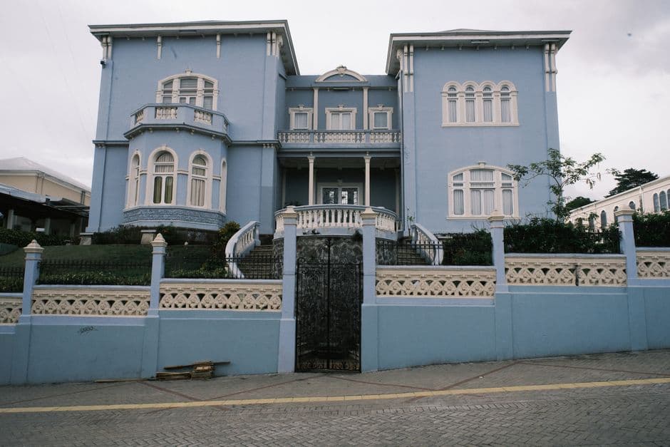 Mansión colonial azul en San José, Costa Rica, en el chat de Calle Blancos