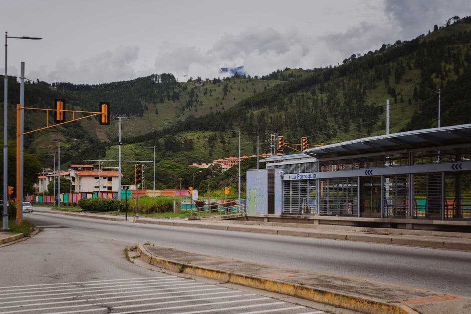Calle y parada de tranvía en una ciudad venezolana, en el chat de Cabimas