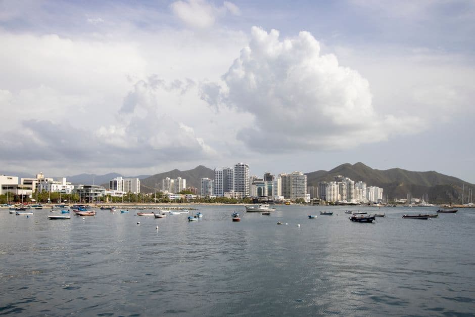 Vista panorámica de un puerto y su perfil urbano, en el chat de Magdalena