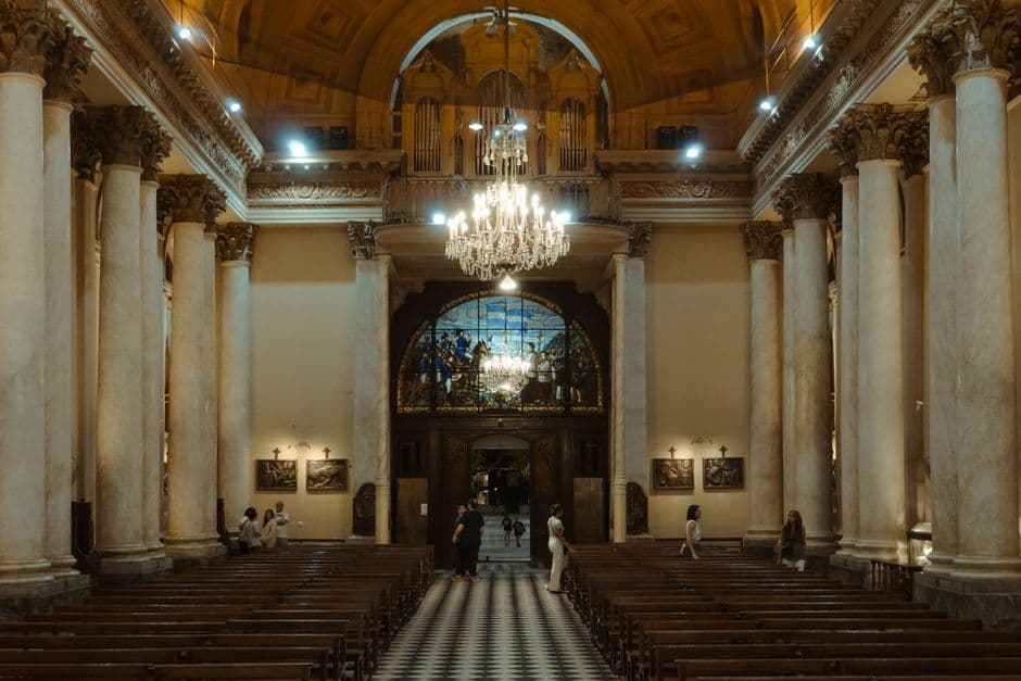 Interior de una catedral con vidrieras, en el chat de Rosario del Tala