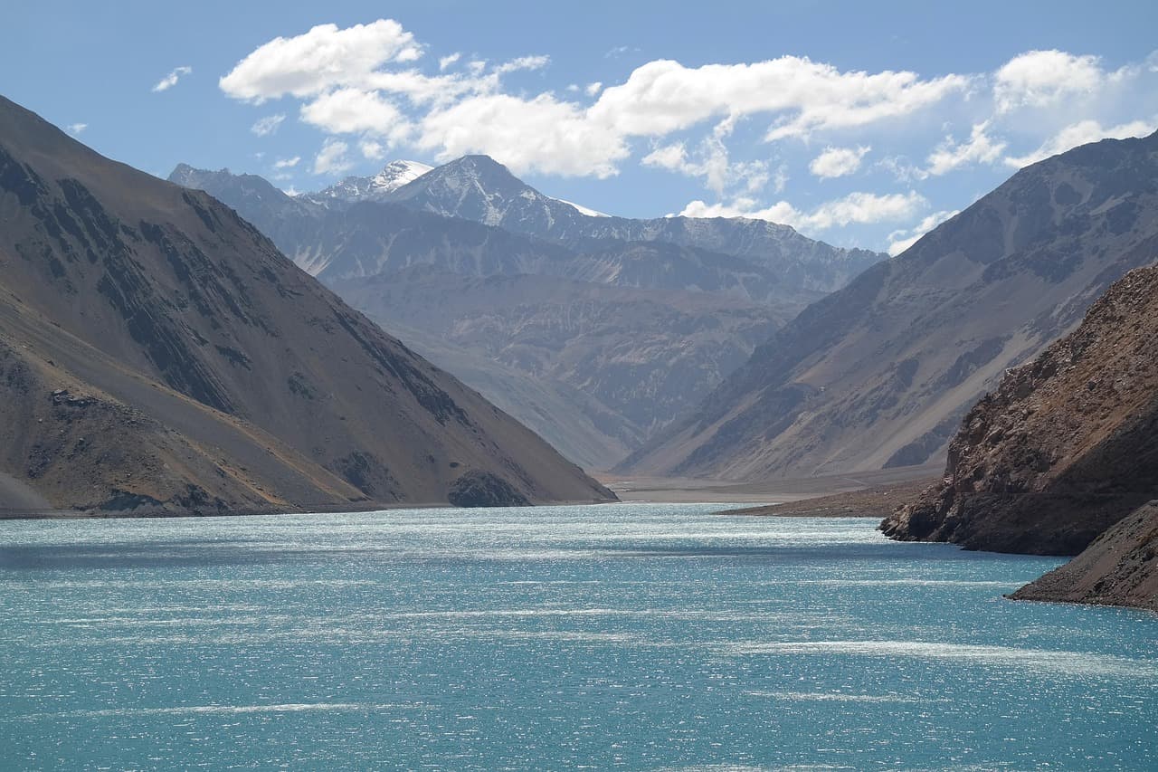 Montañas y lago en un paisaje de Chile, en el chat de Batuco