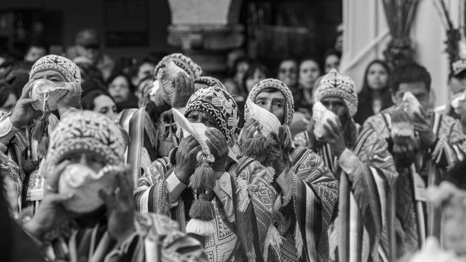 Hombres vestidos para un festival, en el chat de Chirinos