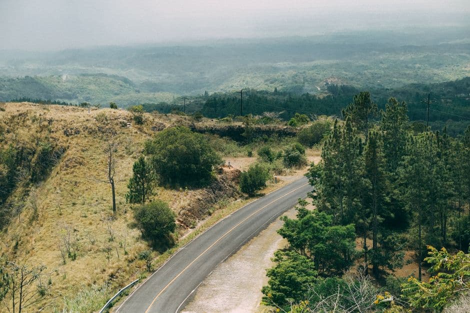 Carretera entre un paisaje verde de valle, en el chat de Valle de Ángeles