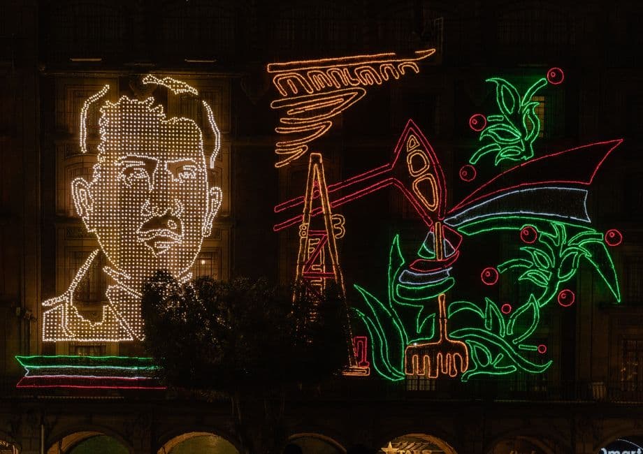 Pantalla LED con letrero Mexican Day iluminada en calle, en el chat de Francisco Z. Mena