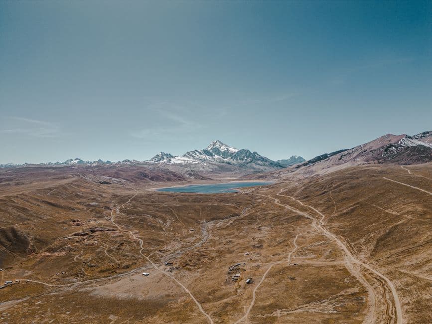 Carretera que cruza el desierto hacia un lago, en el chat de General Saavedra