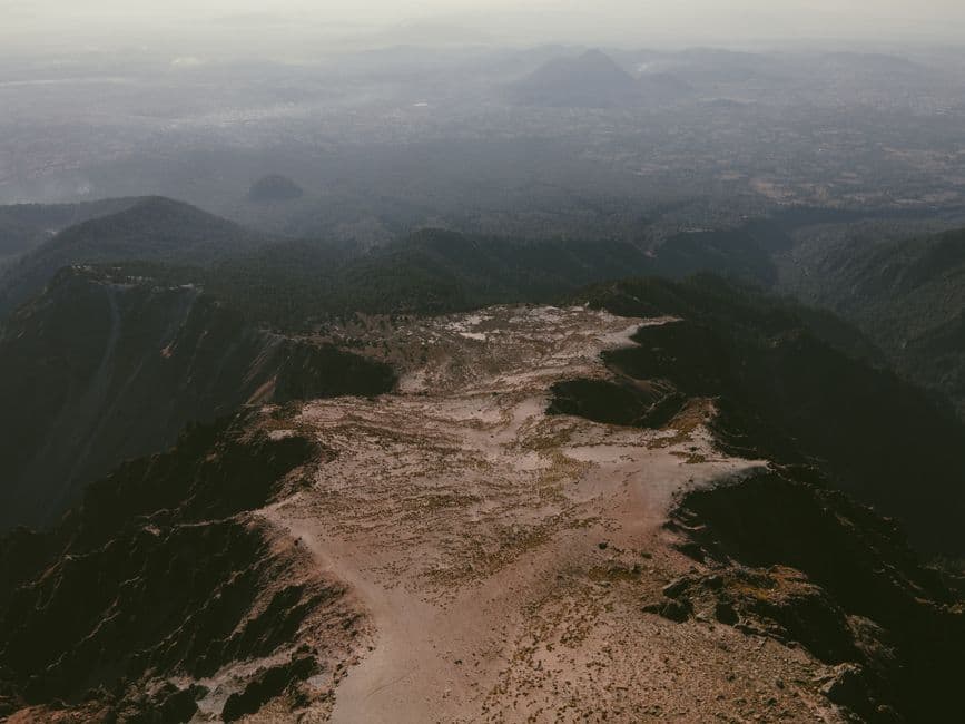 Vista aérea de la cumbre de un volcán, en el chat de Chiconcuautla