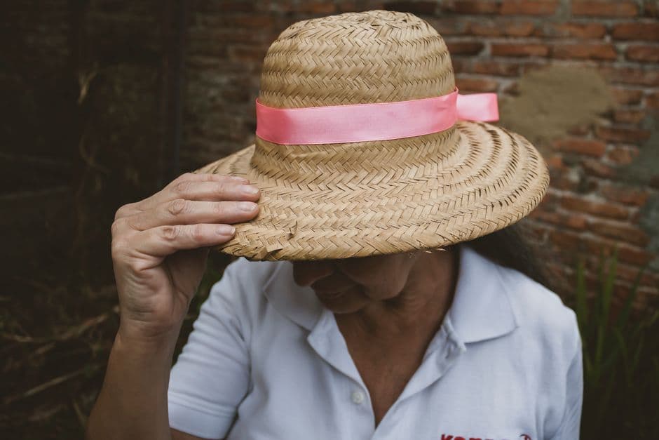 Mujer con sombrero de cinta, en el chat de El Sombrero