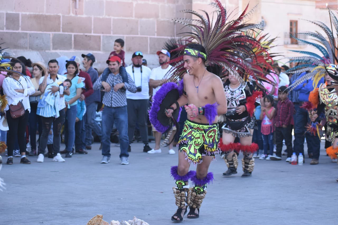 Hombres en un desfile festivo de la cultura mexicana, en el chat de Cocula