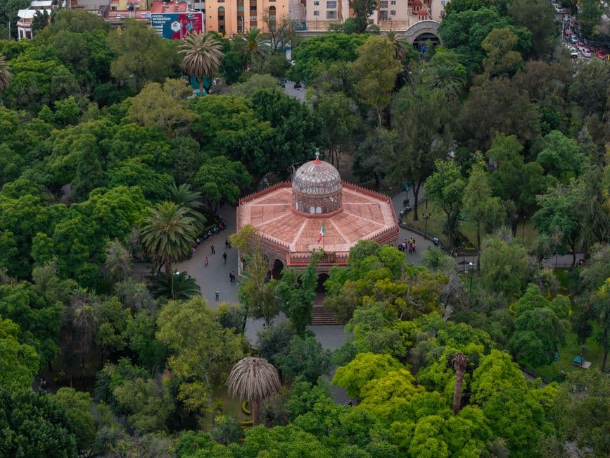 Vista aérea de un quiosco morisco en un parque, en el chat de Santa María Petapa