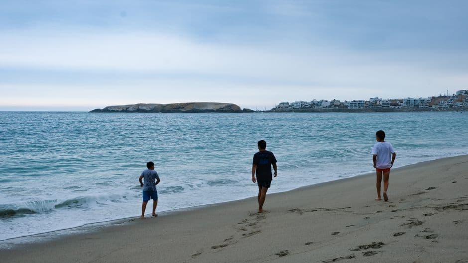 Personas paseando por la playa, en el chat de Punta Hermosa