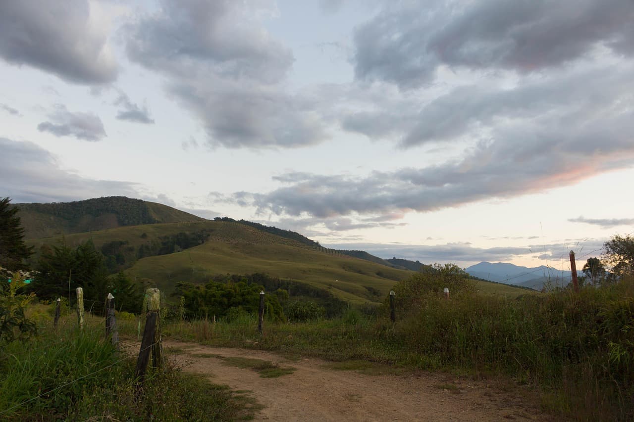 Sendero en un paisaje de montaña, en el chat de Anorí