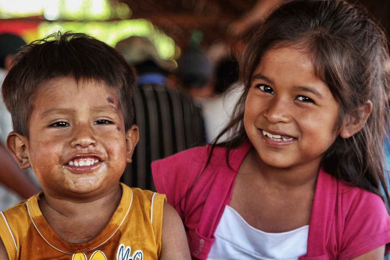 Niños riendo en Bolivia, en el chat de Portachuelo