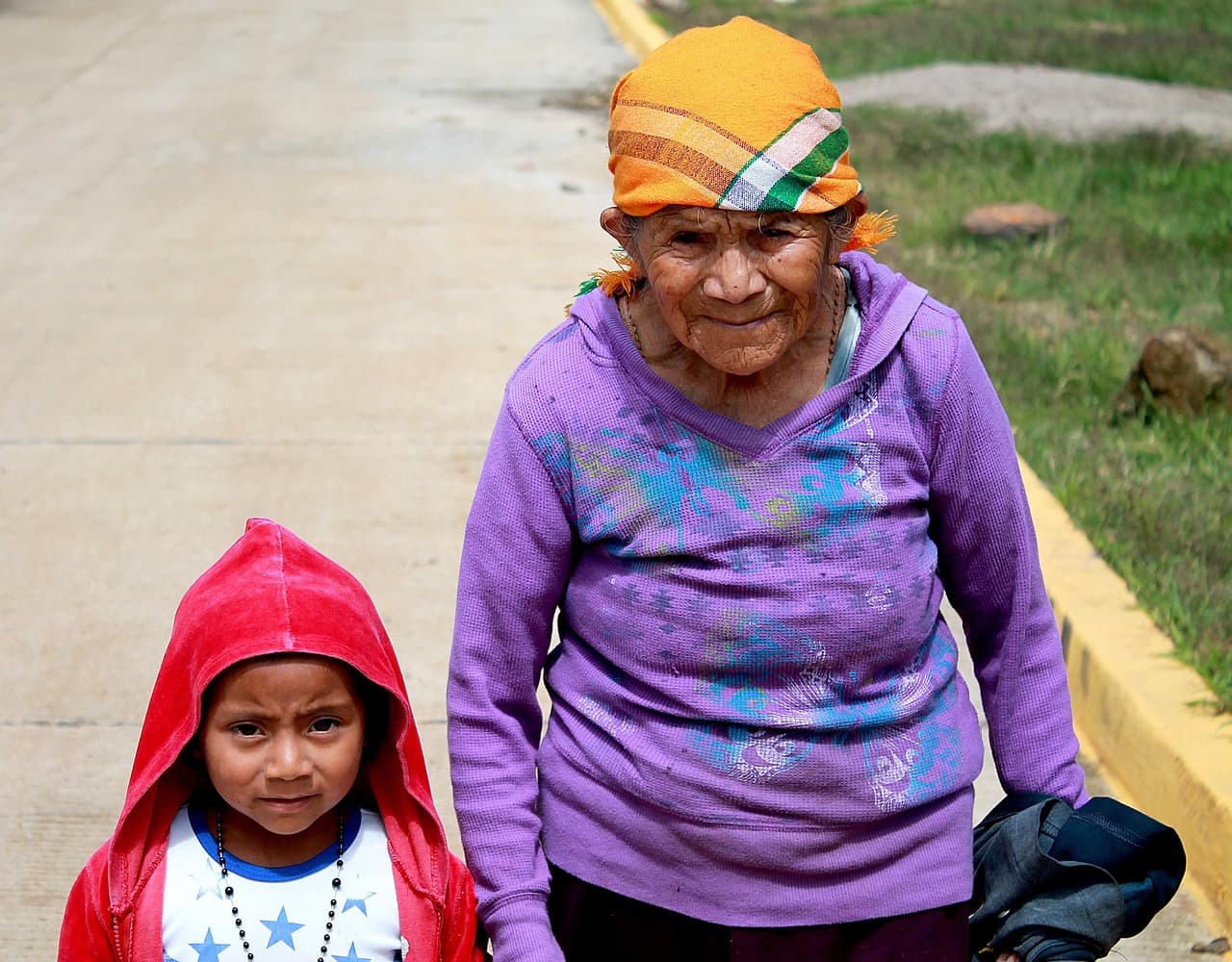 Mujer lenca con un niño en Honduras, en el chat de Corquín