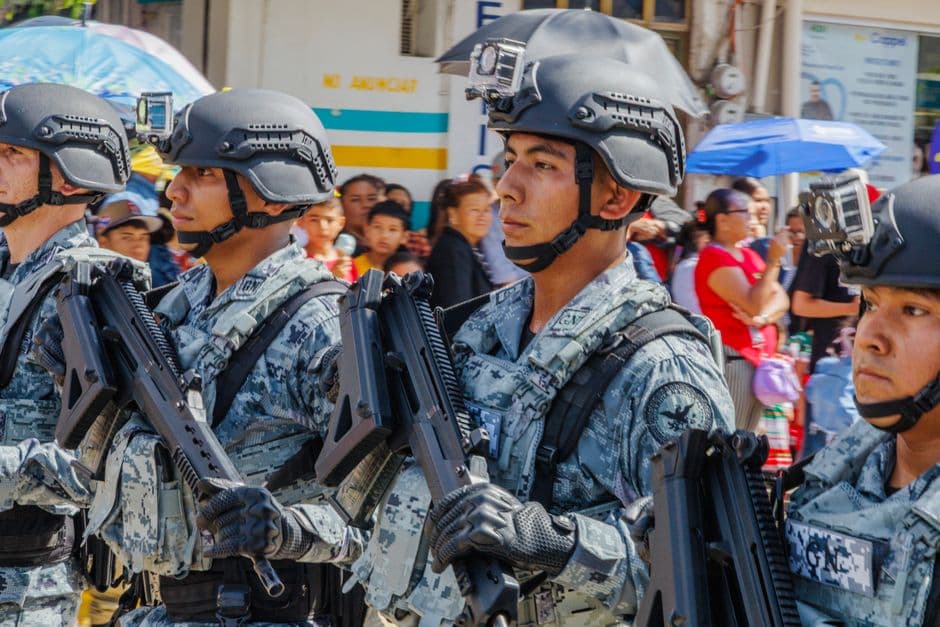 Desfile militar con soldados en uniforme de camuflaje, en el chat de Protección