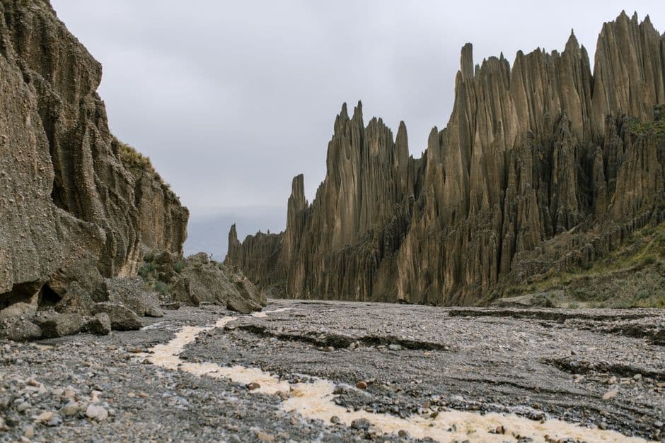 Valle con formaciones rocosas, en el chat de Colquechaca