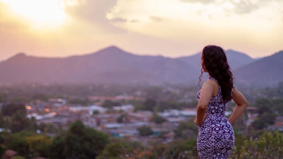 Mujer con vestido de estilo azteca, en el chat de Wiwilí de Nueva Segovia