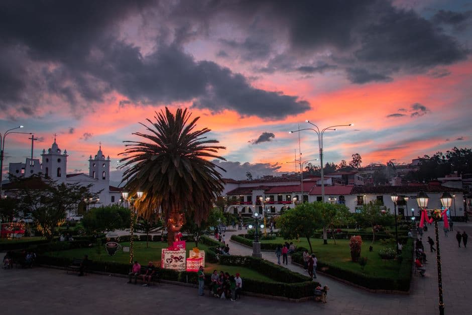 Atardecer sobre una plaza animada del pueblo, en el chat de Shushufindi