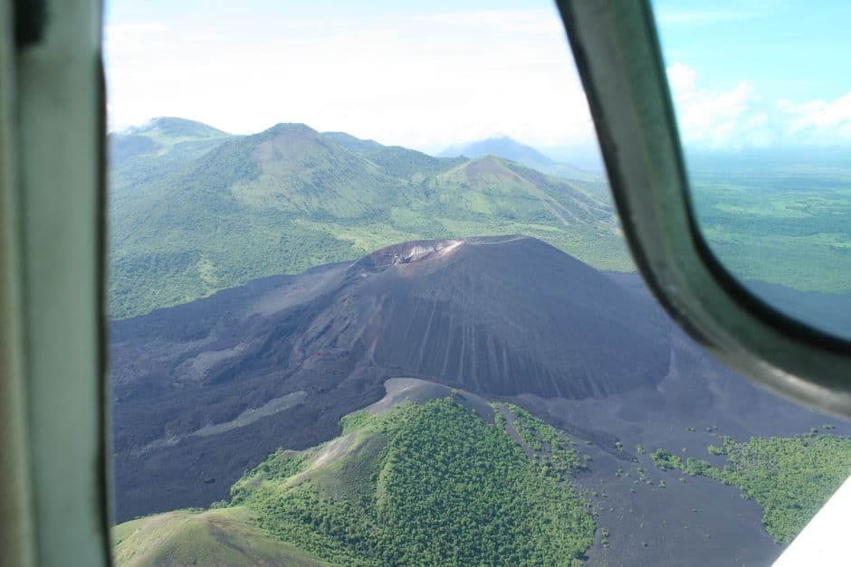 Montaña verde bajo el cielo azul, en el chat de San Dionisio