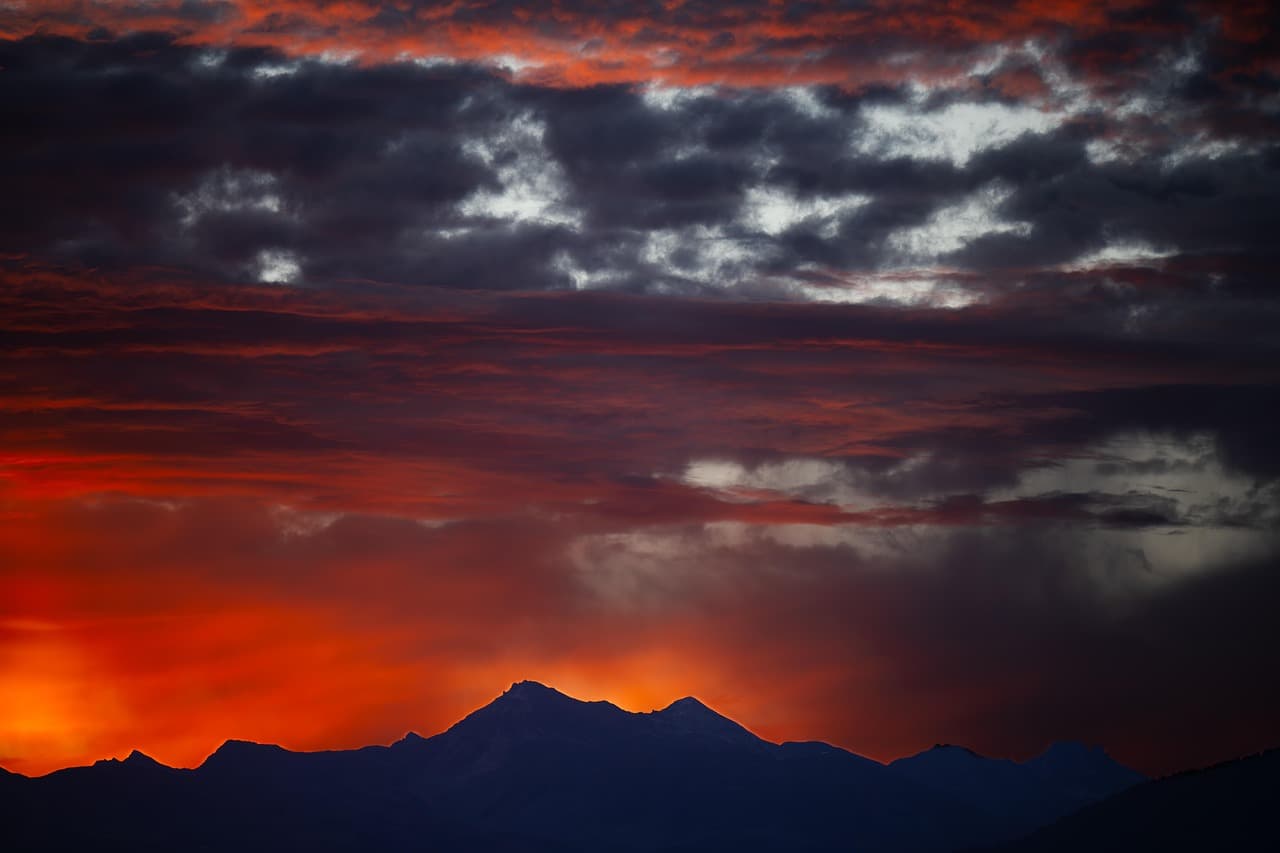 Amanecer sobre un paisaje de montaña, en el chat de Bella Unión
