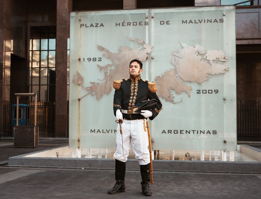 Guardia argentino junto a un monumento en una plaza, en el chat de Malvinas Argentinas