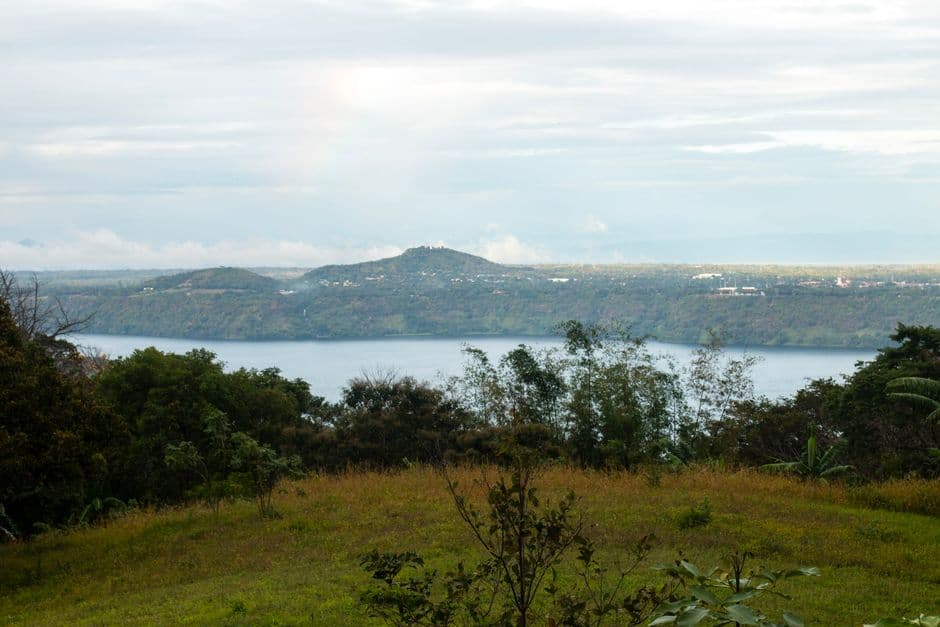Vista de un volcán y una laguna, en el chat de Prinzapolka
