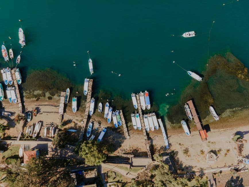 Vista aérea de barcas en la orilla de un lago, en el chat de Panajachel