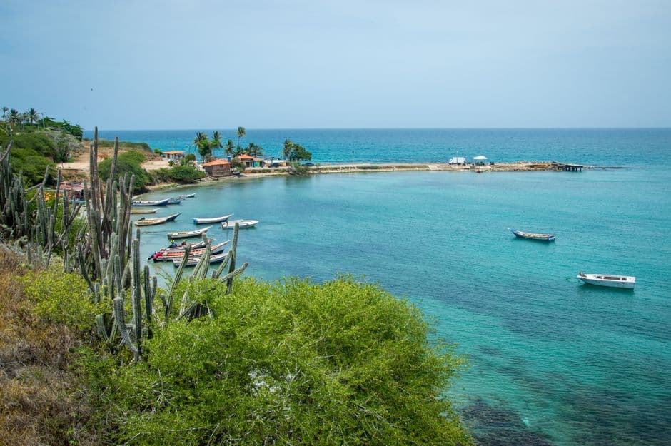 Barcas en un puerto junto a una playa de Venezuela, en el chat de San Rafael