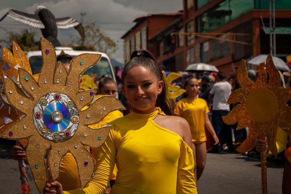 Mujer sonriente en un desfile, en el chat de Bailadores